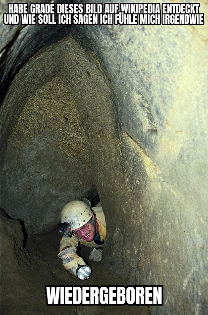 Bild einer Höhle aus der ein Mensch mit Kopflampe herausguckt. Darauf der Text: habe grade dieses bild auf wikipedia entdeckt und wie soll ich sagen ich fühle mich irgendwie, wiedergeboren